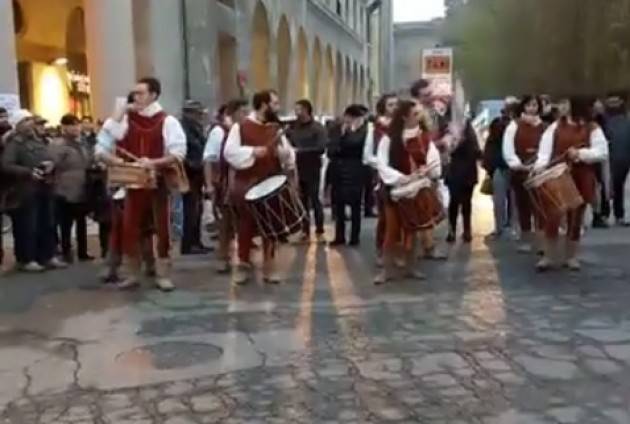 La Festa del Torrone 2016 di Cremona parte con il botto. Un pienone