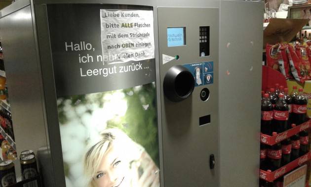 Berlino macchinetta che trasforma rifiuti in euro