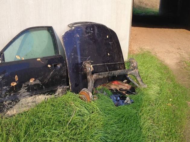 Pezzi di auto Rifiuti abbandonati in A21 di Elia Sciacca (Cremona)