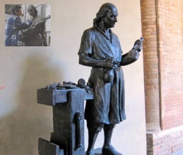 Lo scultore Gianfranco Paulli dona alla Fondazione Città di Cremona bozzetto statua Stradivari