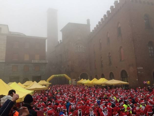Coldiretti Cremona in piazza Stradivari, la  festa: l’invasione dei Babbi Natale