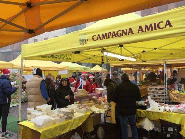 Coldiretti Cremona in piazza Stradivari, la  festa: l’invasione dei Babbi Natale