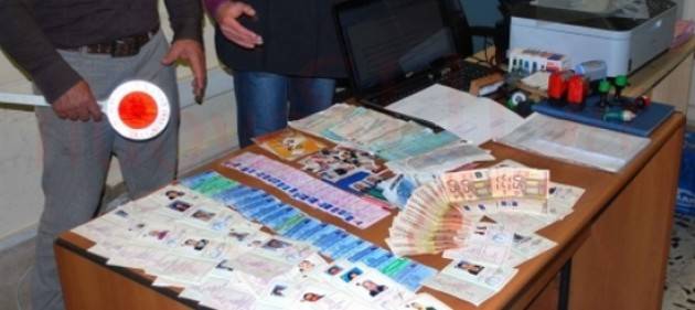 Presa banda che falsificava documenti ed espatriava clandestini