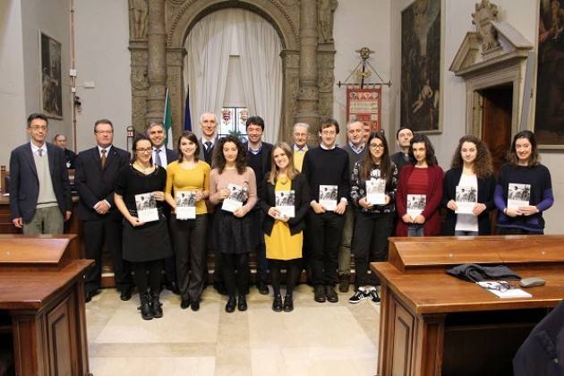 Premio letterario ‘Fabio Moreni’, riconoscimenti ai vincitori in Comune a Cremona