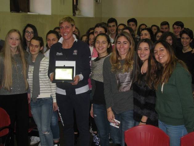 Uisp Cremona Consegna a Lucia Bacchi Targa Premio Mimosa 2016