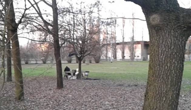 Cremona Un uomo accampato sulle panchine del parco al Po Chi sarà? Di Gian Carlo Storti