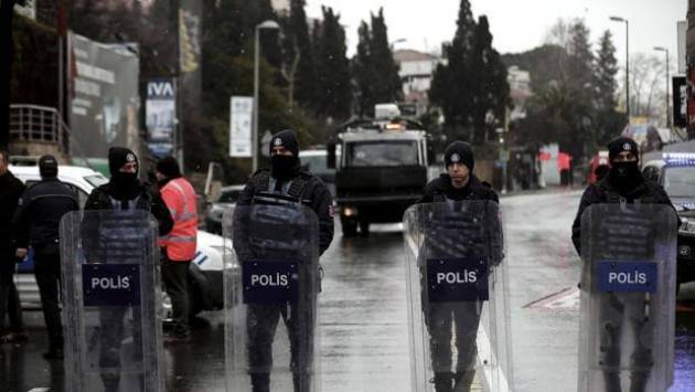 Istambul  39 morti Il killer vestito da Babbo Natale è entrato con un kalashnikov e ha fatto fuoco
