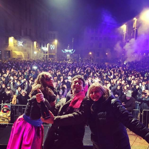Cremona Galimberti sul palco per  gli auguri di buon 2017 ad una piazza festante