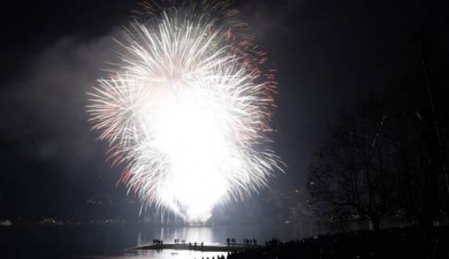 Como La suggestione dello spettacolo pirotecnico sul lago