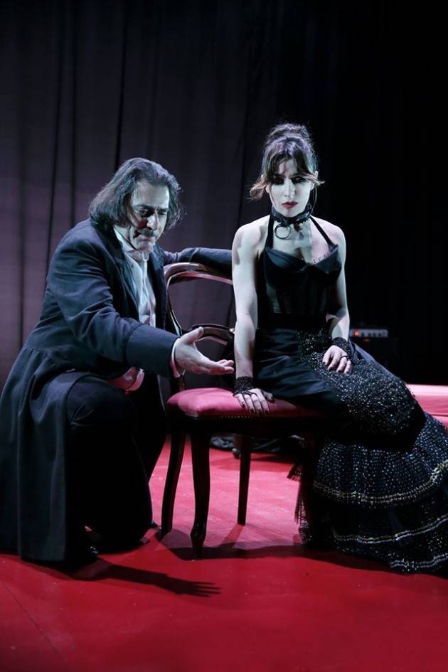 Prosa al Ponchielli di Cremona Venere in pelliccia di David Ives: una sexy dark comedy.