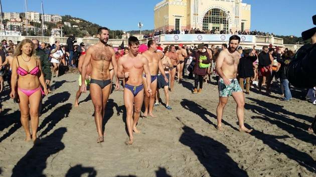 Imperia, 250 si tuffano in mare con una termperatura dell’aria di 7 gradi