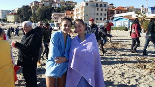 Imperia, 250 si tuffano in mare con una termperatura dell’aria di 7 gradi