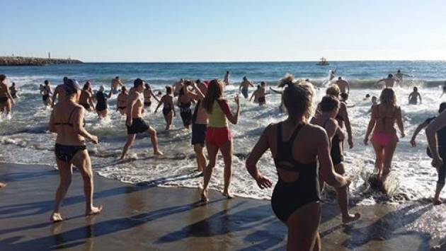 Imperia, 250 si tuffano in mare con una termperatura dell’aria di 7 gradi