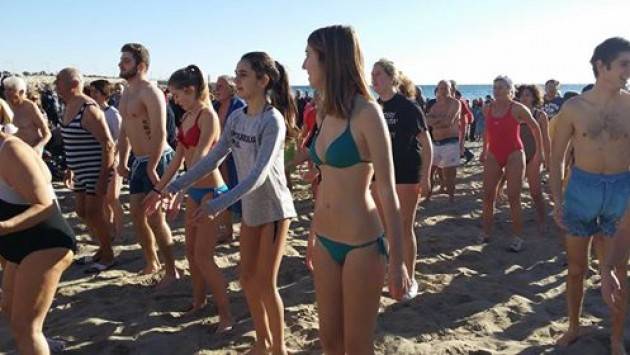 Imperia, 250 si tuffano in mare con una termperatura dell’aria di 7 gradi