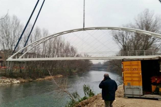 Crema Posa passerella  ciclopedonale in via Cremona