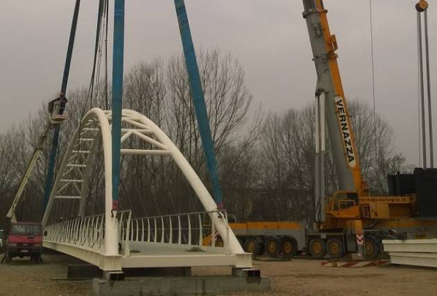 Crema Posa passerella  ciclopedonale in via Cremona