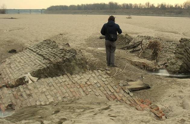 Cremona  Dalle Sabbie del fiume Po compare un’antica torre di Daniele Disingrini