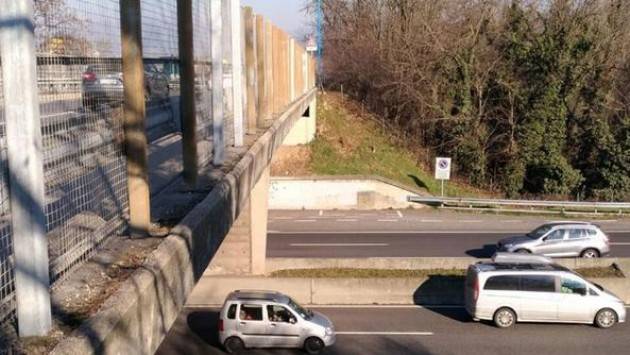 Intervento della Volante su cavalcavia scongiura suicidio
