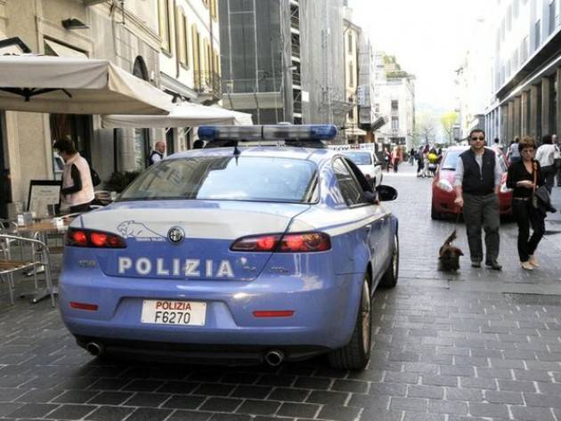 Como passeggia con un macete Polizia como