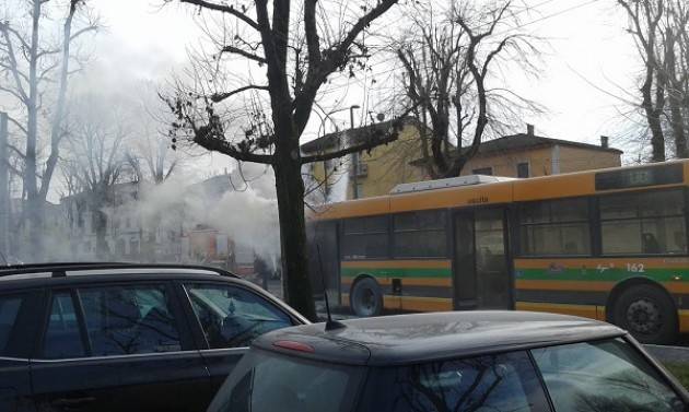 Cremona Un Bus prende fuoco davanti all'Ospedale di Cremona