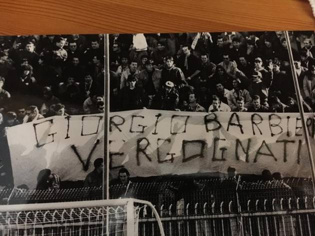 Uno striscione contro di me allo stadio durante la partita Cremonese-Barletta di Giorgio Barbieri