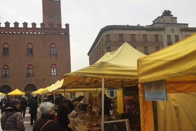  Cremona Piace il San Valentino al Mercato di Campagna Amica in piazza Stradivari