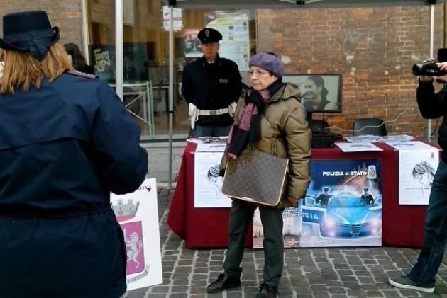 Cremona La Polizia di stato in piazza contro la violenza sulle donne