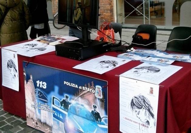Cremona La Polizia di stato in piazza contro la violenza sulle donne