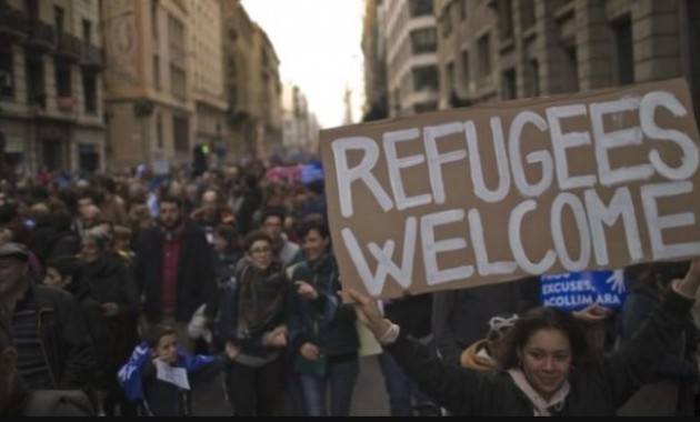 Migliaia di spagnoli in piazza a Barcellona per manifestare a favore dei rifugiati