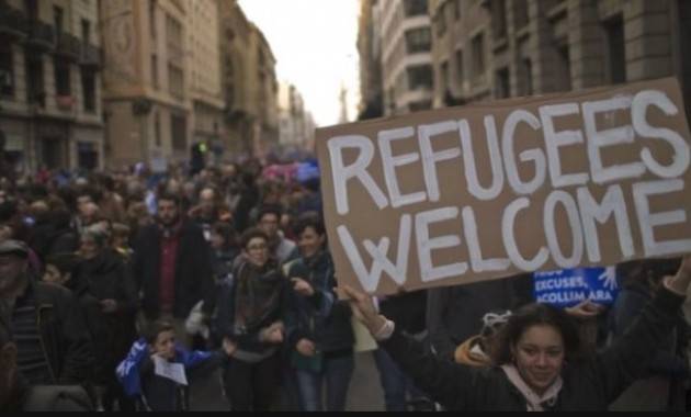 Migliaia di spagnoli in piazza a Barcellona per manifestare a favore dei rifugiati