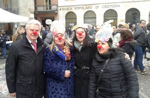 (Video)Cremona Per Carnevale ogni scherzo vale…Mezza giunta in piazza Ecco la foto Evviva