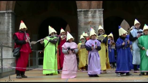 (Video)Cremona Per Carnevale ogni scherzo vale…Mezza giunta in piazza Ecco la foto Evviva