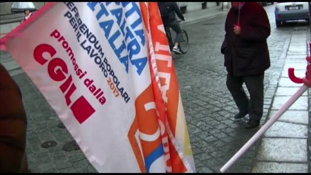 (Video) Con 2 SI Libera il lavoro La Cgil di Cremona manifesta davanti alla Prefettura