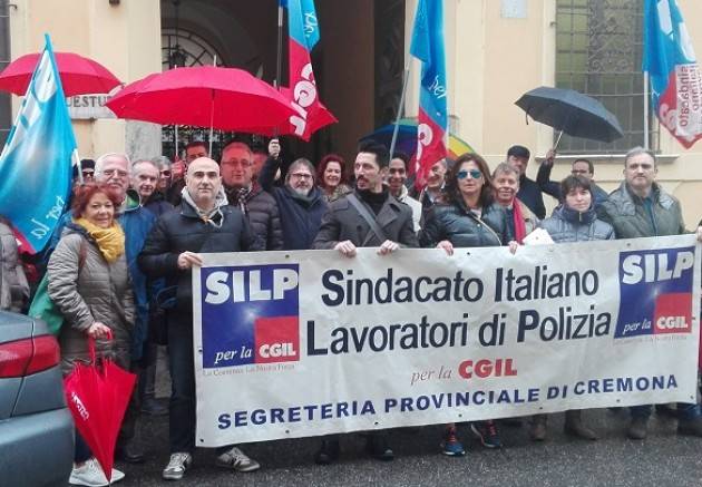 Cremona poliziotti in piazza davanti alla Questura il  3 marzo