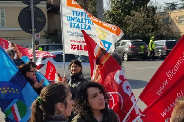 Cgil-Uil I lavoratori dell’HOTEL IBIS di Cremona protestano per la chiusura dell’ albergo