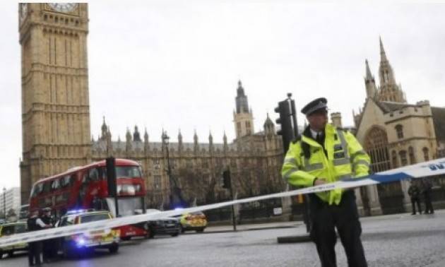 (Video) Londra 4 morti e molti feriti nell’attentato fuori dal Parlamento di Westminster. Ucciso attentatore