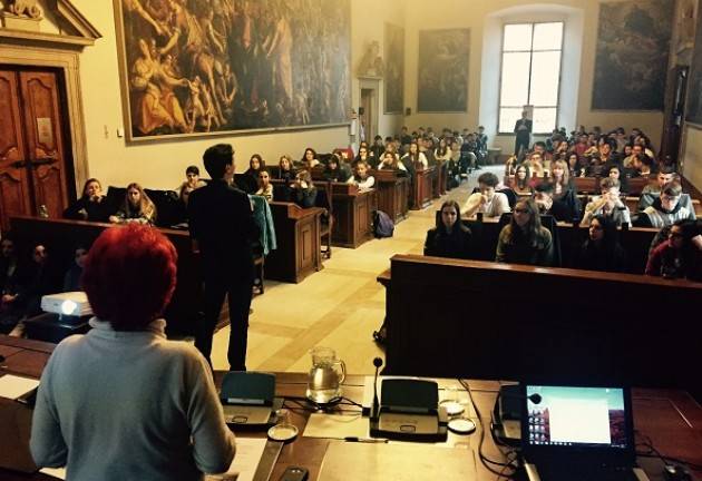 Cremona Galimberti saluta i ragazzi che parteciperanno al Viaggio della Memoria