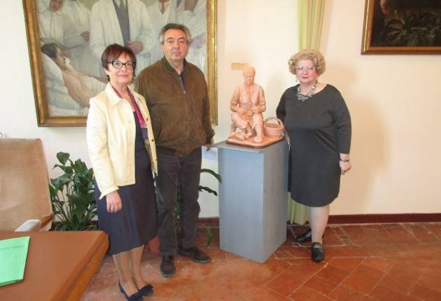 Angelo Cauzzi dona alla Fondazione la scultura ‘La Contadina che sgrana il grano’