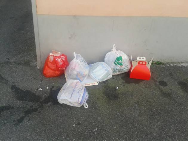 Bosco ex Parmigiano Rifiuti esposti 24 ore prima del ritiro: che schifo