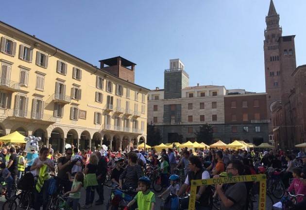Coldiretti Festa della mamma’ con Campagna Amica Trionfo di fiori oggi in piazza Stradivari a Cremona
