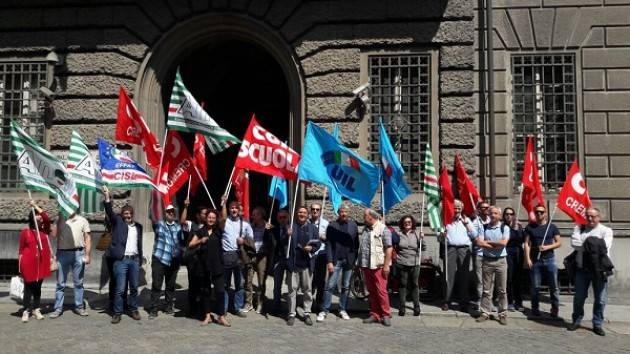 Abbattere il ‘Muro delle Norme ’ Cremona  Il presidio di  Cgil-Cils-Uil  di oggi davanti alla Prefettura