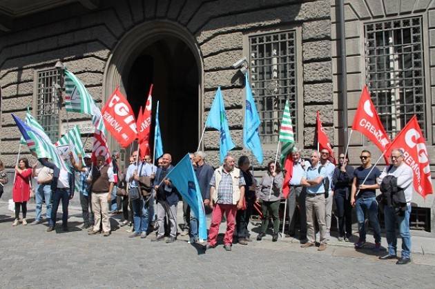 Abbattere il ‘Muro delle Norme ’ Cremona  Il presidio di  Cgil-Cils-Uil  di oggi davanti alla Prefettura