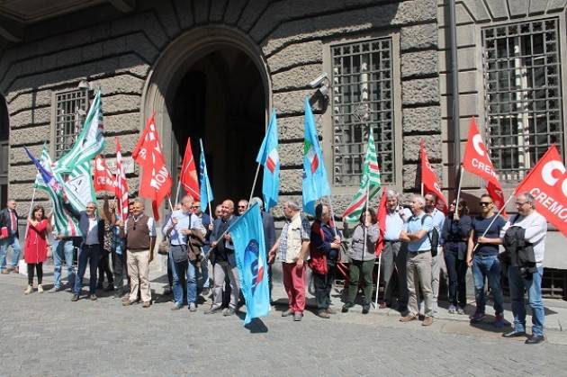 Abbattere il ‘Muro delle Norme ’ Cremona  Il presidio di  Cgil-Cils-Uil  di oggi davanti alla Prefettura