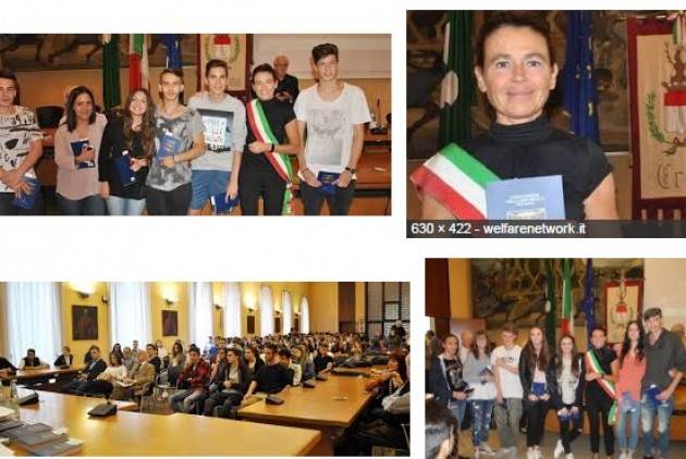 Crema Stefania Bobaldi Consegna la Costituzione italiana ai neomaggiorenni