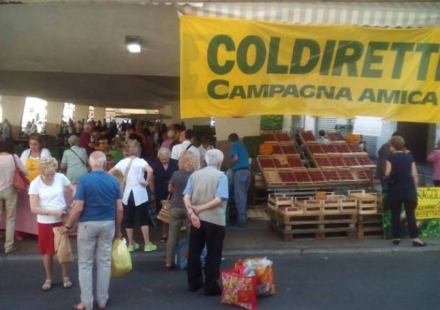 Coldiretti Campagna Amica a Crema grande successo per la domenica dedicata a fragole e ciliegie