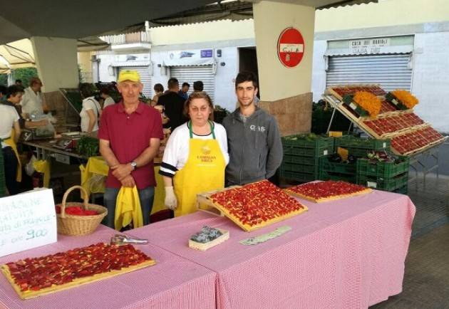 Coldiretti Campagna Amica a Crema grande successo per la domenica dedicata a fragole e ciliegie