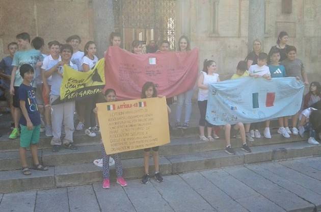 (Video) Viva La Costituzione Le scuole hanno donato la 'Carta Fondamentale' ai cittadini cremonesi