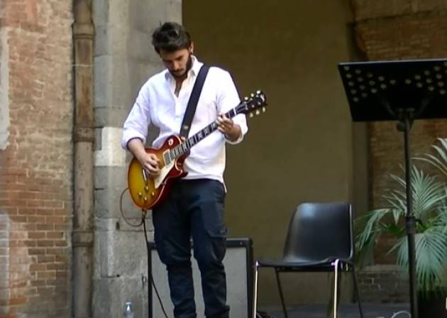 (Video) Siamo cittadini 2017 Galimberti, sindaco di Cremona , consegna la Costituzione ai 18enni ed ai nuovi italiani 