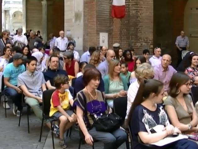 (Video) Siamo cittadini 2017 Galimberti, sindaco di Cremona , consegna la Costituzione ai 18enni ed ai nuovi italiani 