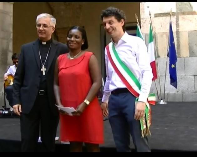 (Video) Siamo cittadini 2017 Galimberti, sindaco di Cremona , consegna la Costituzione ai 18enni ed ai nuovi italiani 